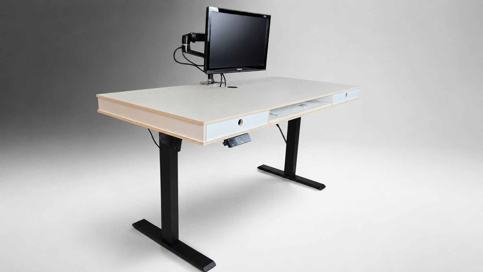 AARON 01 — Bürotisch mit Monitor, freigestellt
