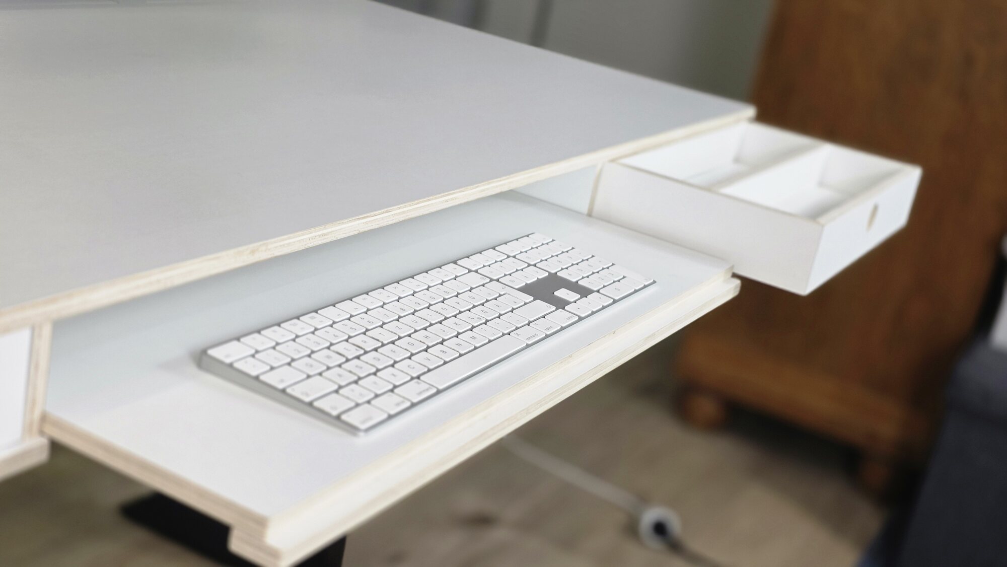 AARON 01 — ausziehbare Tastaturablage
